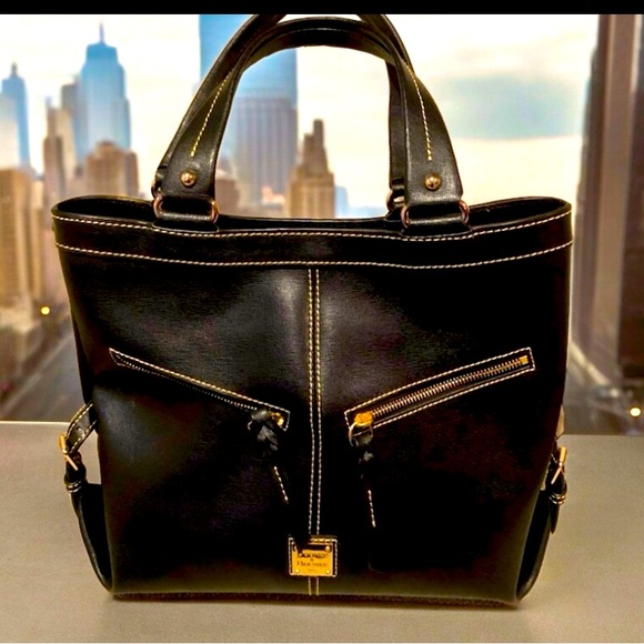 Dooney & Bourke Handbags - DOONEY & Bourke HANDBAG ITALIAN LEATHER Tote. Sleek, stylish more lightweight!
